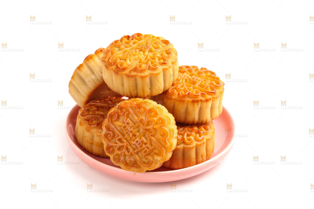 白底上盘子里的蛋黄月饼