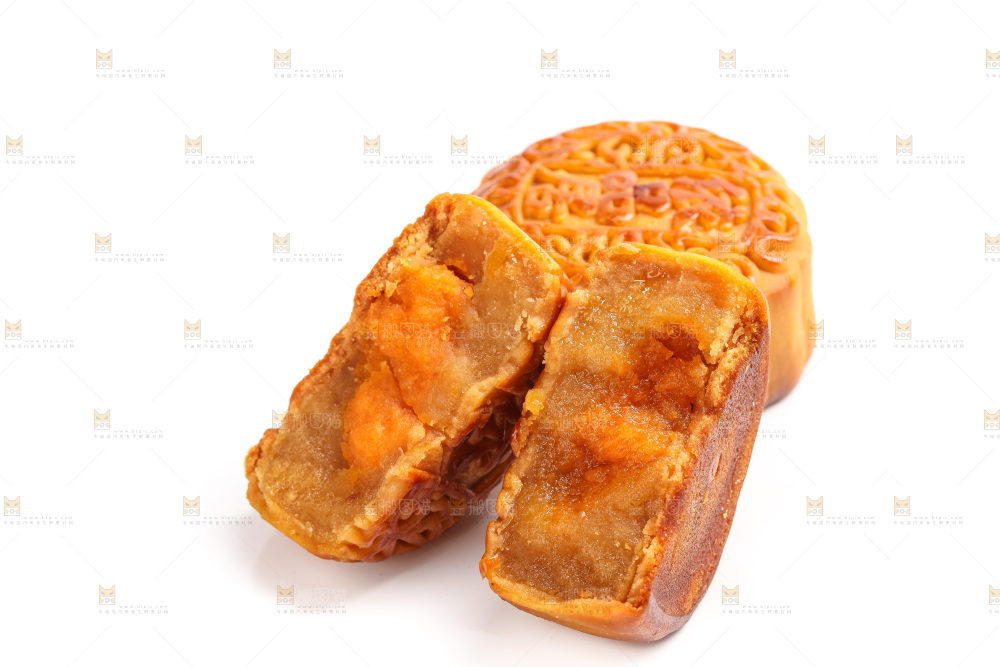 白底上切开的蛋黄月饼