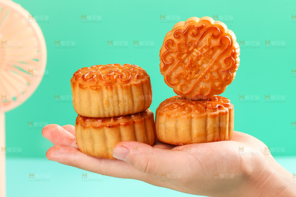 手上放着蛋黄月饼