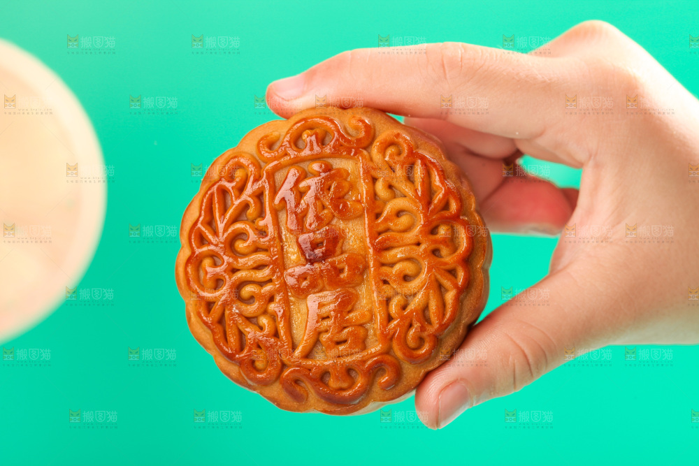 手上拿着蛋黄豆沙月饼