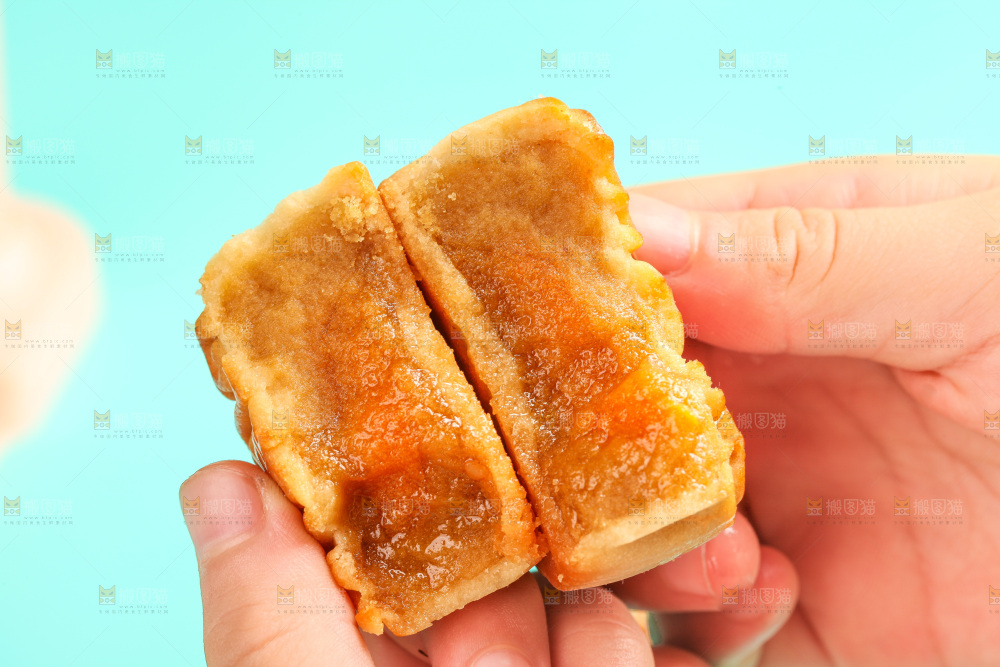 手拿着掰开的蛋黄月饼
