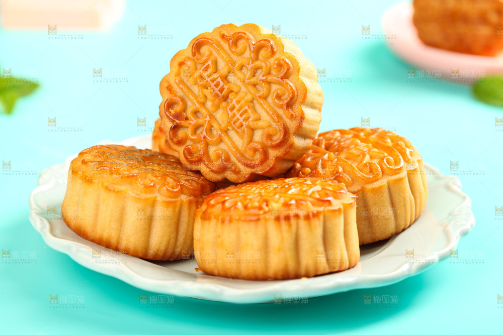 盘子里的蛋黄月饼