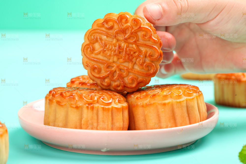 盘子里的蛋黄月饼