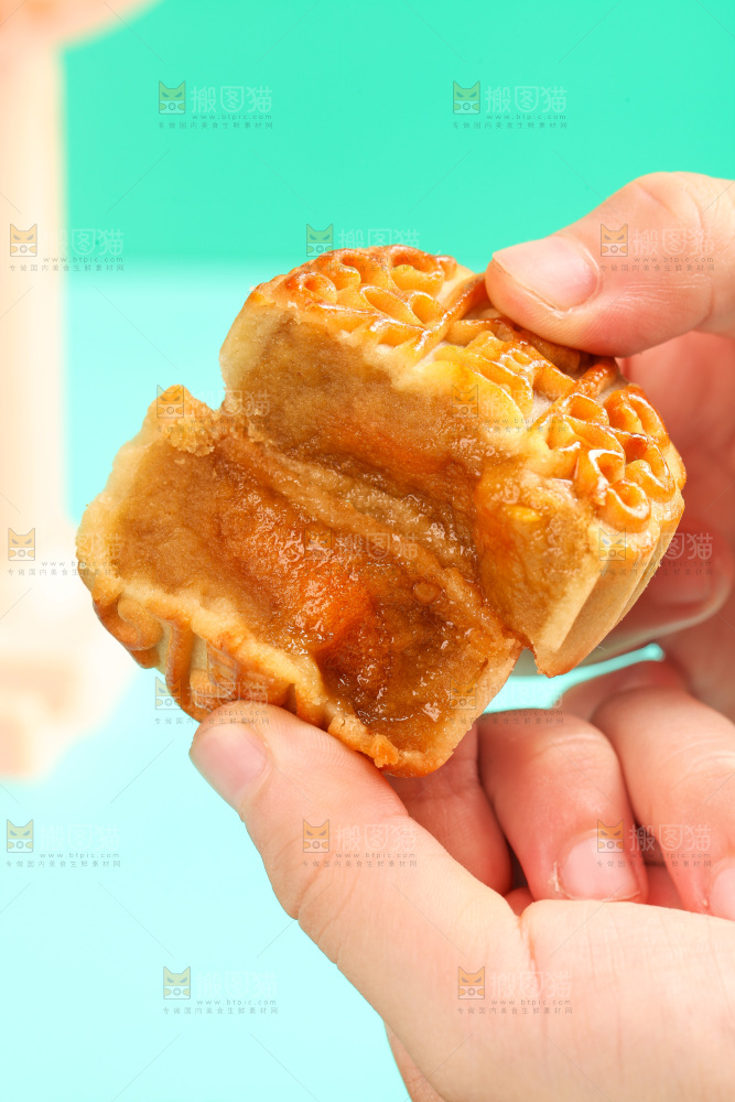 手拿着掰开的蛋黄月饼