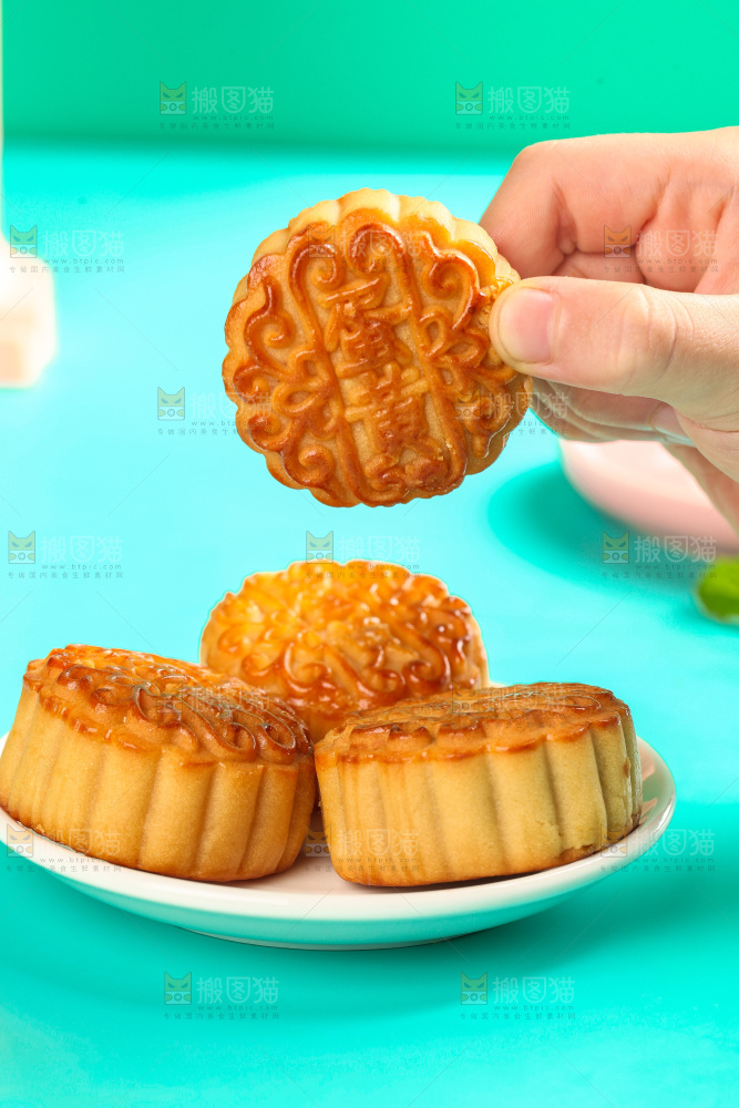 手上拿着蛋黄月饼