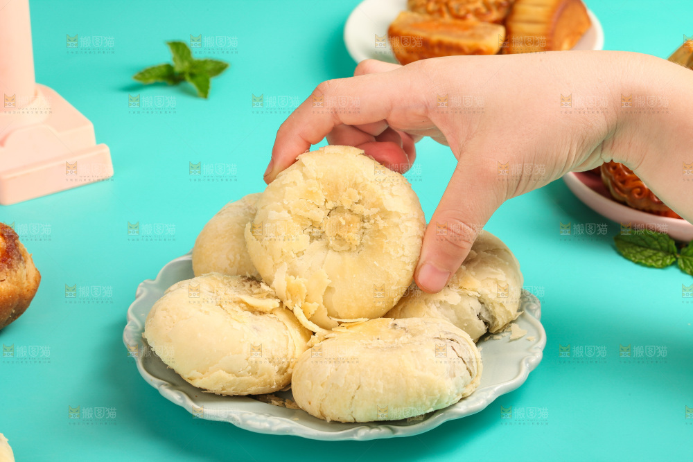 手上拿着酥皮月饼