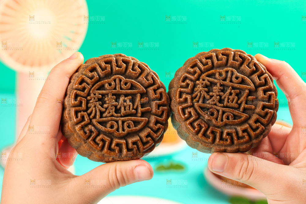 手上拿着荞麦五仁月饼