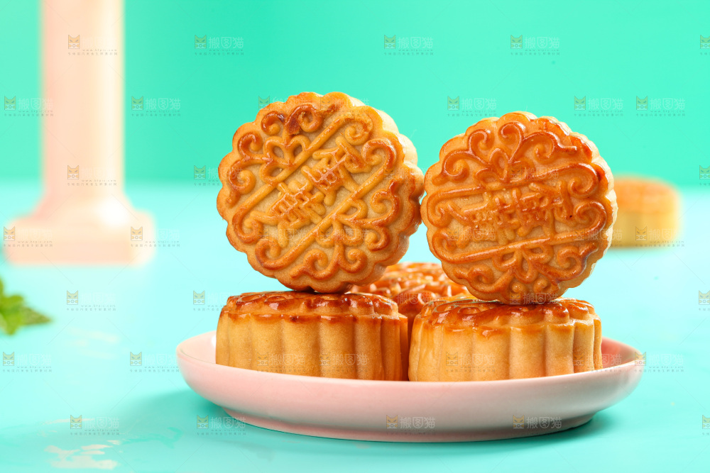 盘子里的蛋黄月饼