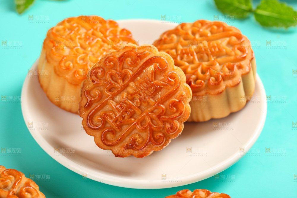 盘子里的蛋黄月饼