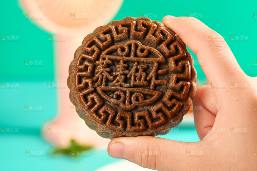 手上拿着荞麦五仁月饼