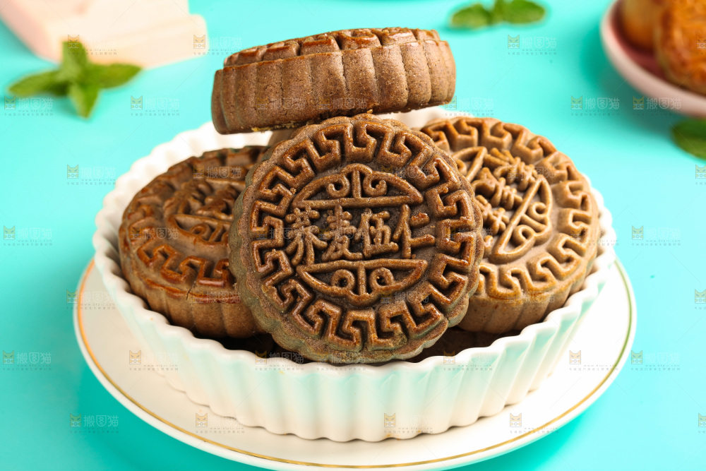 盘子里的荞麦五仁月饼
