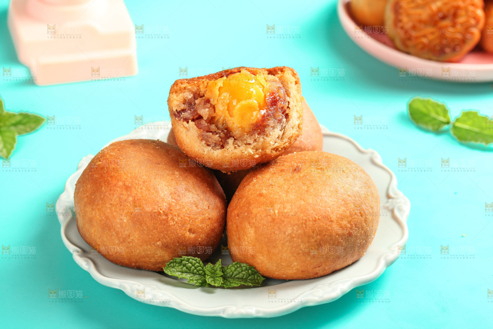 盘子里的火腿蛋黄月饼