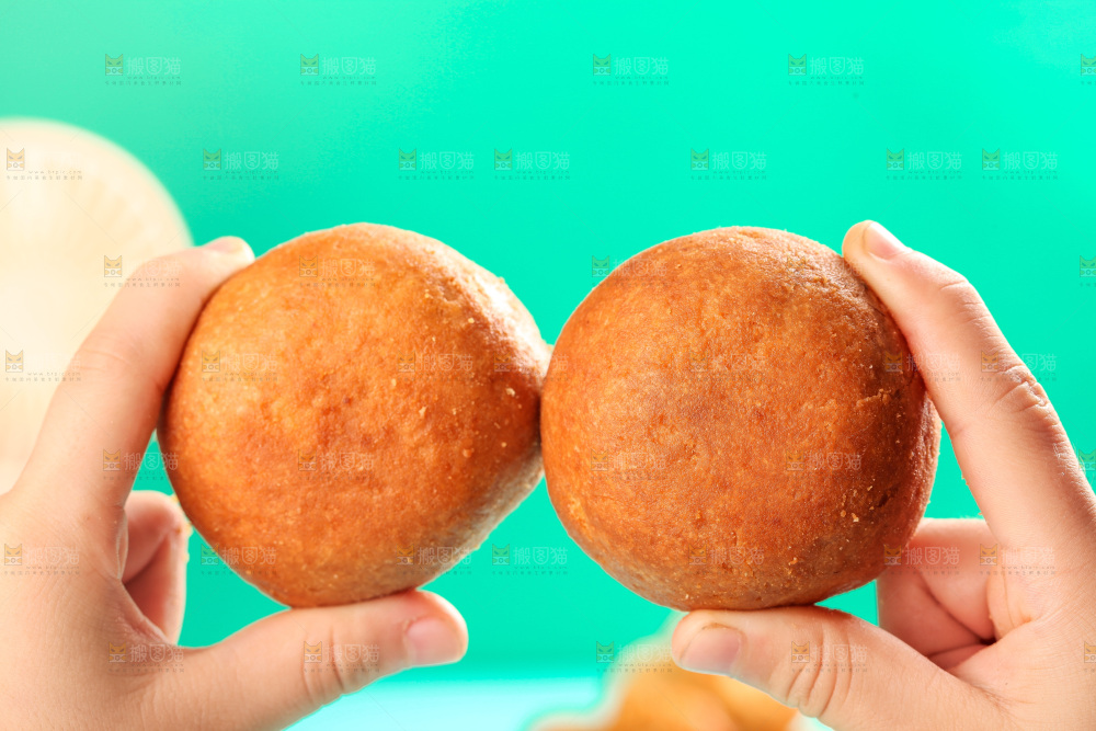 手里拿着火腿蛋黄月饼