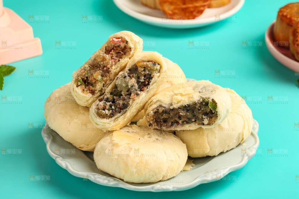 盘子里的酥皮五仁月饼