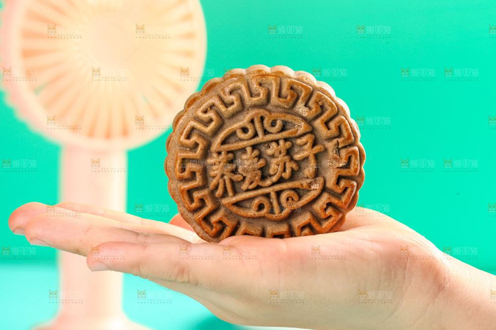 手拿着荞麦苏子月饼