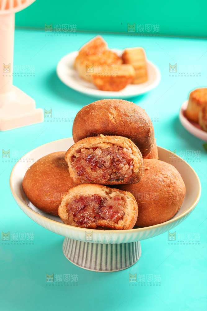 盘子里的火腿月饼
