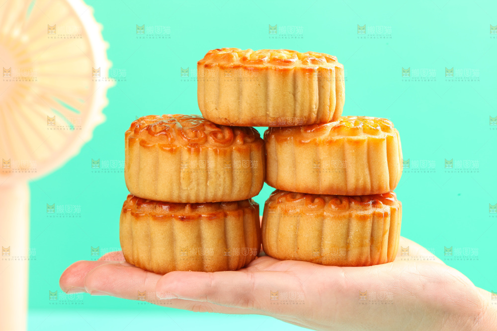 手上放着蛋黄月饼
