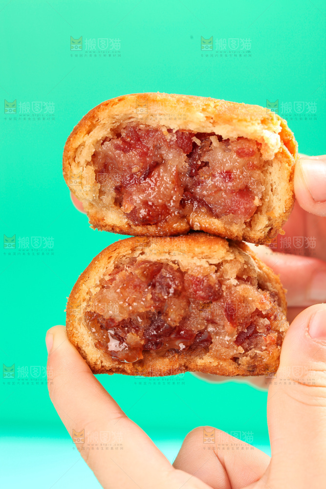 手上拿着火腿月饼