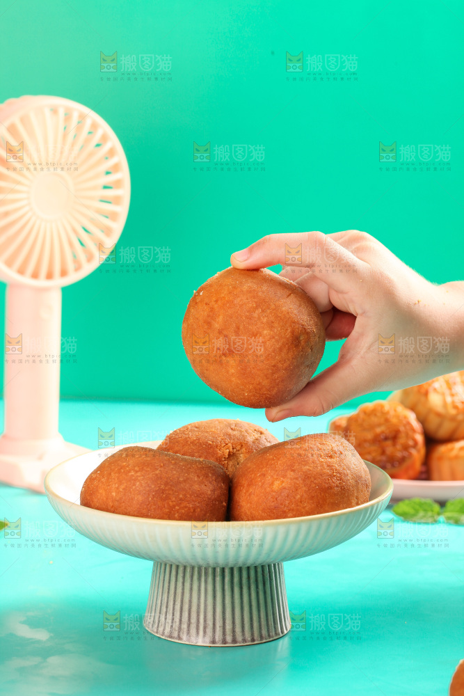 手上放着火腿蛋黄月饼