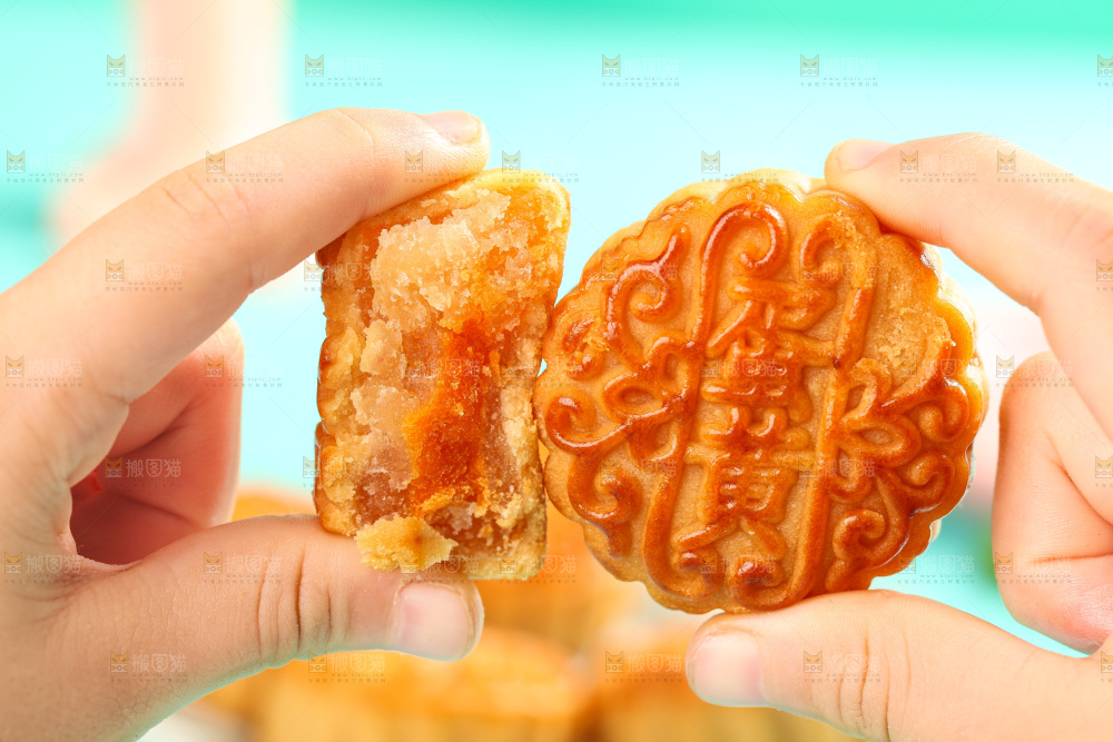 手上拿着蛋黄月饼