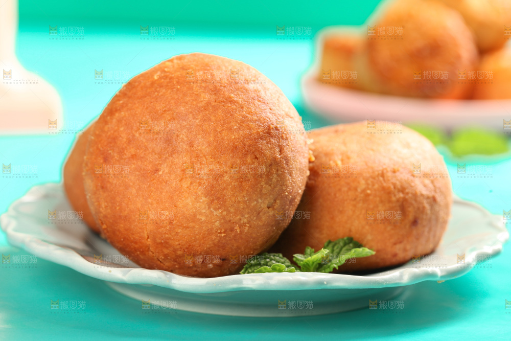 盘子里的火腿蛋黄月饼