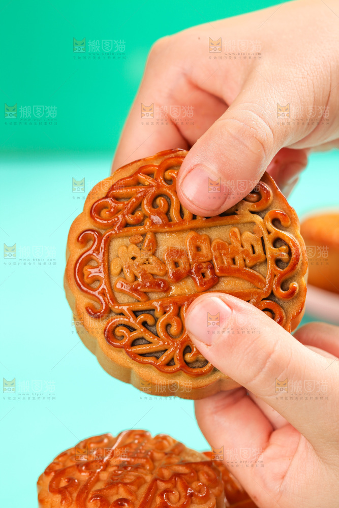 手上拿着蛋黄豆沙月饼