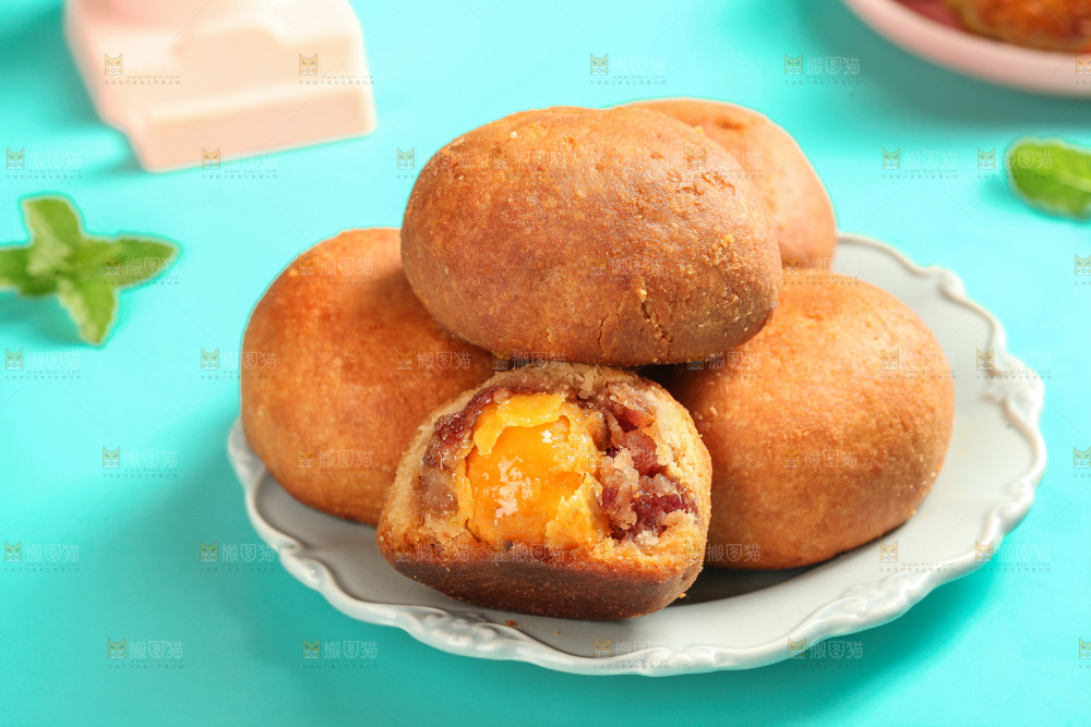 盘子里的火腿蛋黄月饼