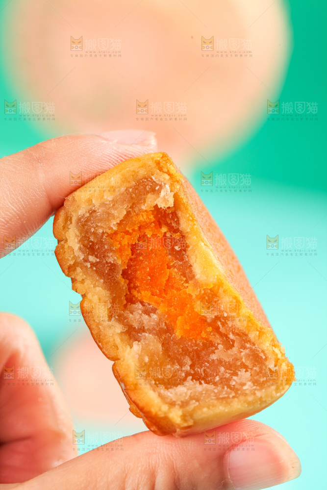 手拿着掰开的蛋黄月饼