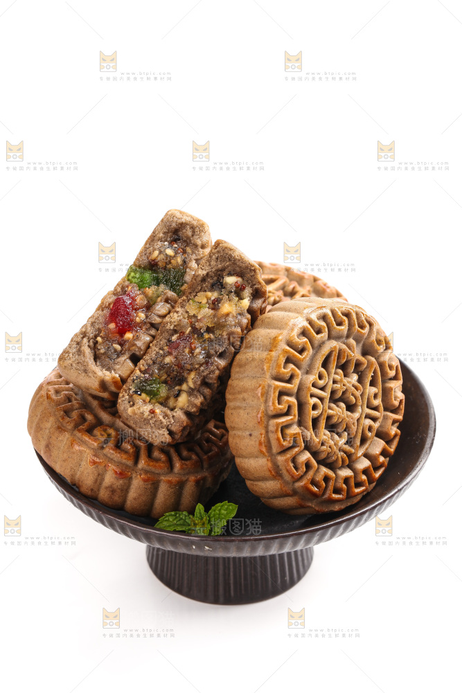 白底上的一盘荞麦苏子月饼