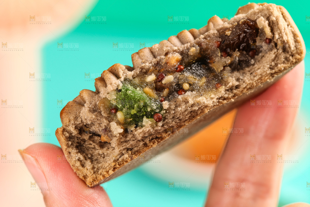 手拿着荞麦苏子月饼