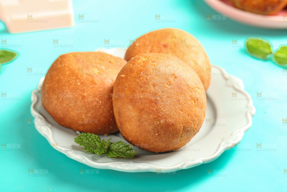 盘子里的火腿蛋黄月饼