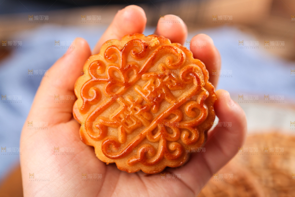 手拿着蛋黄月饼