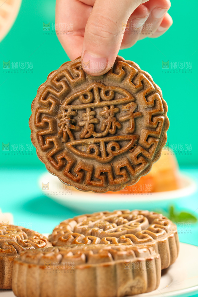 手拿着荞麦苏子月饼