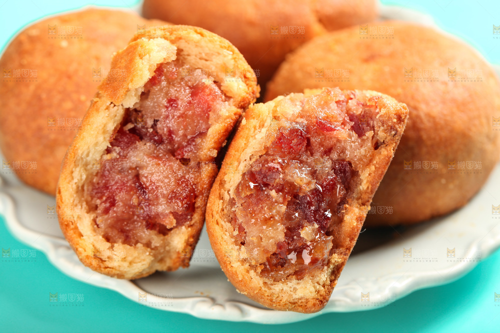 盘子里的火腿月饼