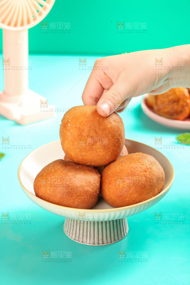 盘子里的火腿蛋黄月饼