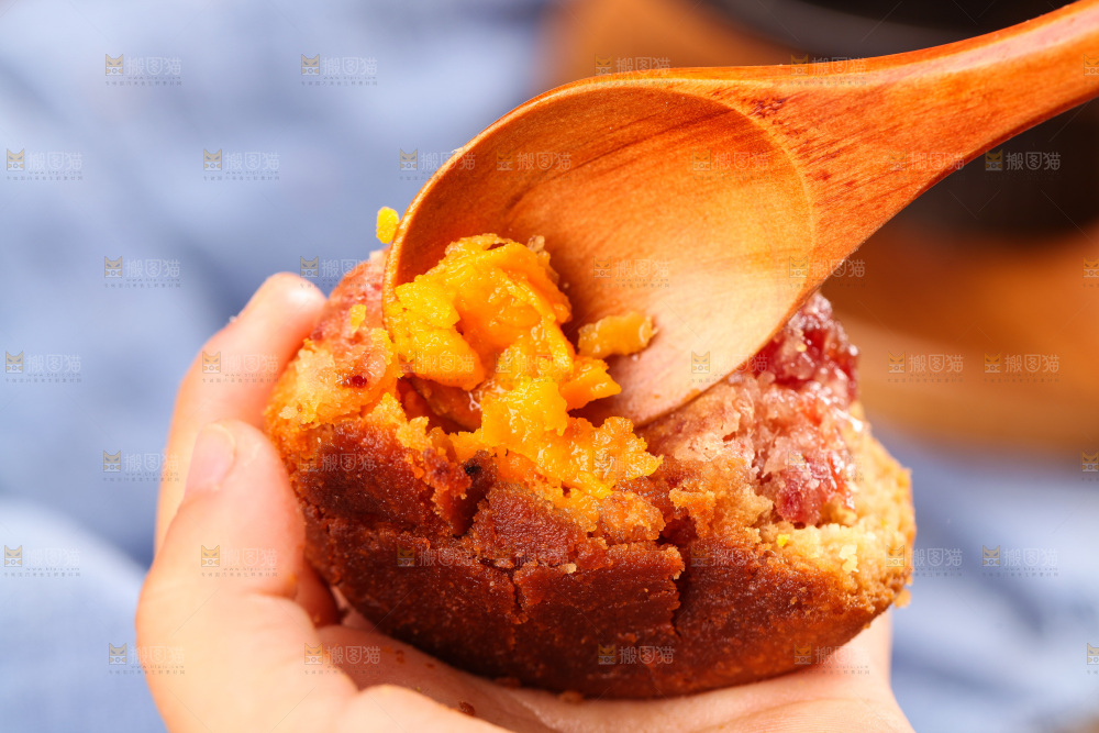 手里拿着火腿蛋黄月饼