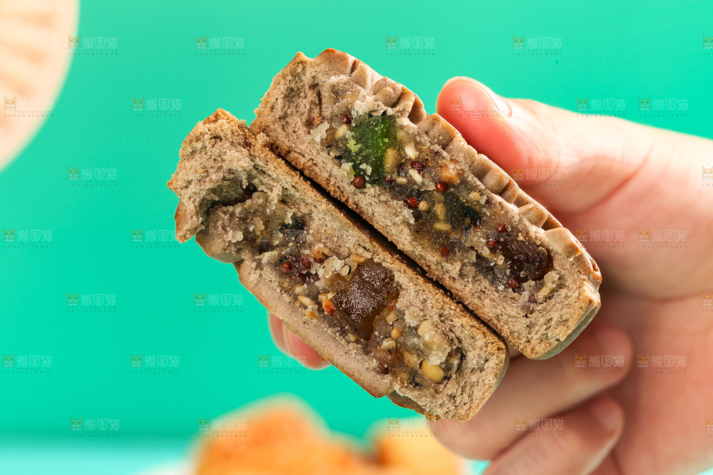 手拿着荞麦苏子月饼