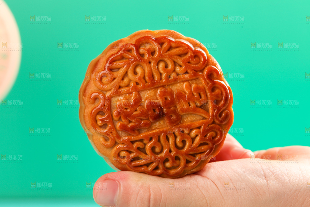 手上拿着蛋黄豆沙月饼