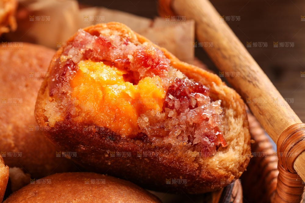 堆放着火腿蛋黄月饼