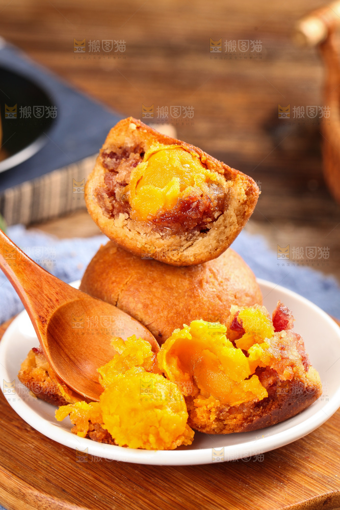 盘子里的火腿蛋黄月饼
