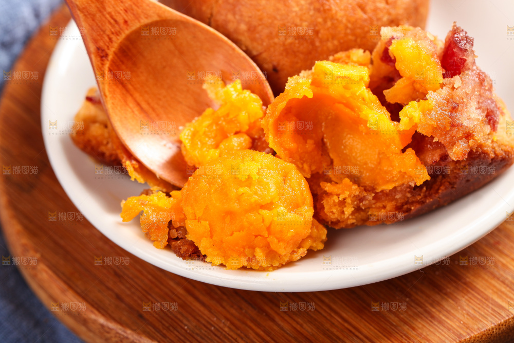 盘子里的火腿蛋黄月饼