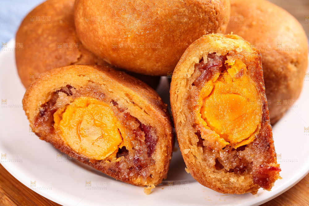 盘子里的火腿蛋黄月饼