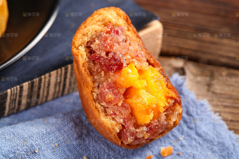 木底上的火腿蛋黄月饼