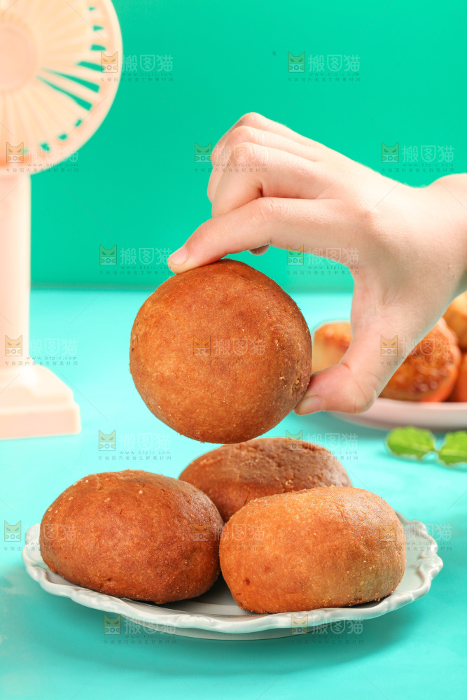 手里拿着火腿蛋黄月饼