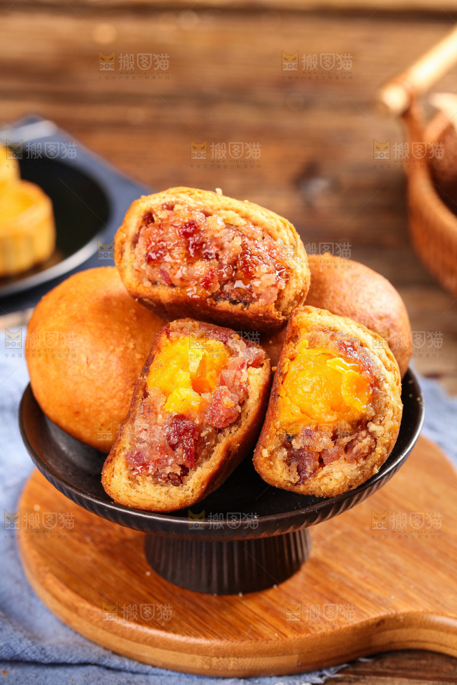 盘子里的火腿蛋黄月饼