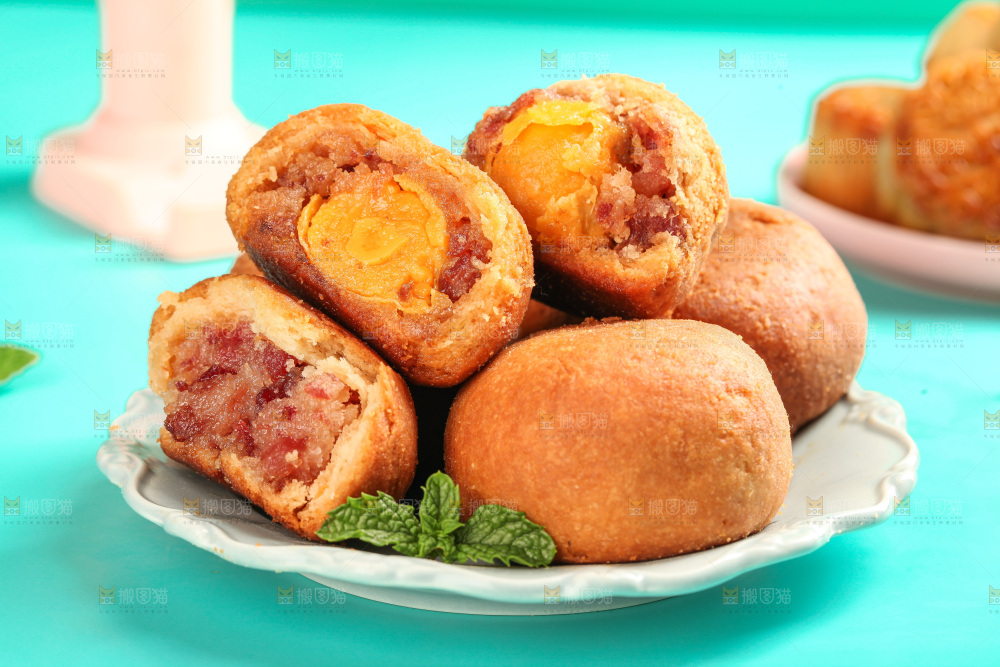 盘子里的火腿蛋黄月饼