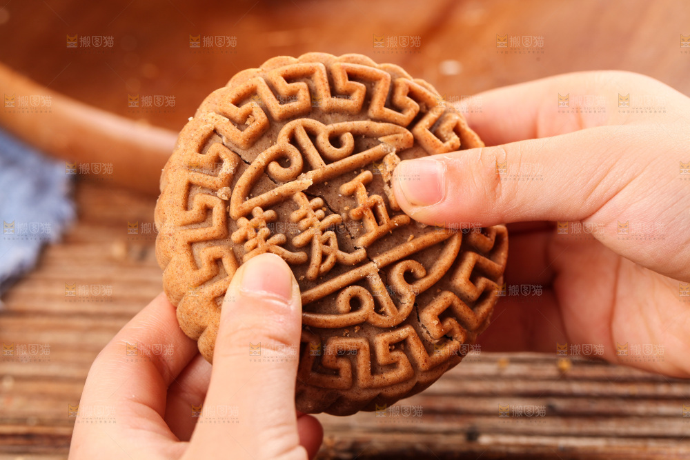手拿着荞麦五仁月饼