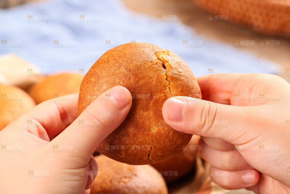 手里拿着火腿月饼