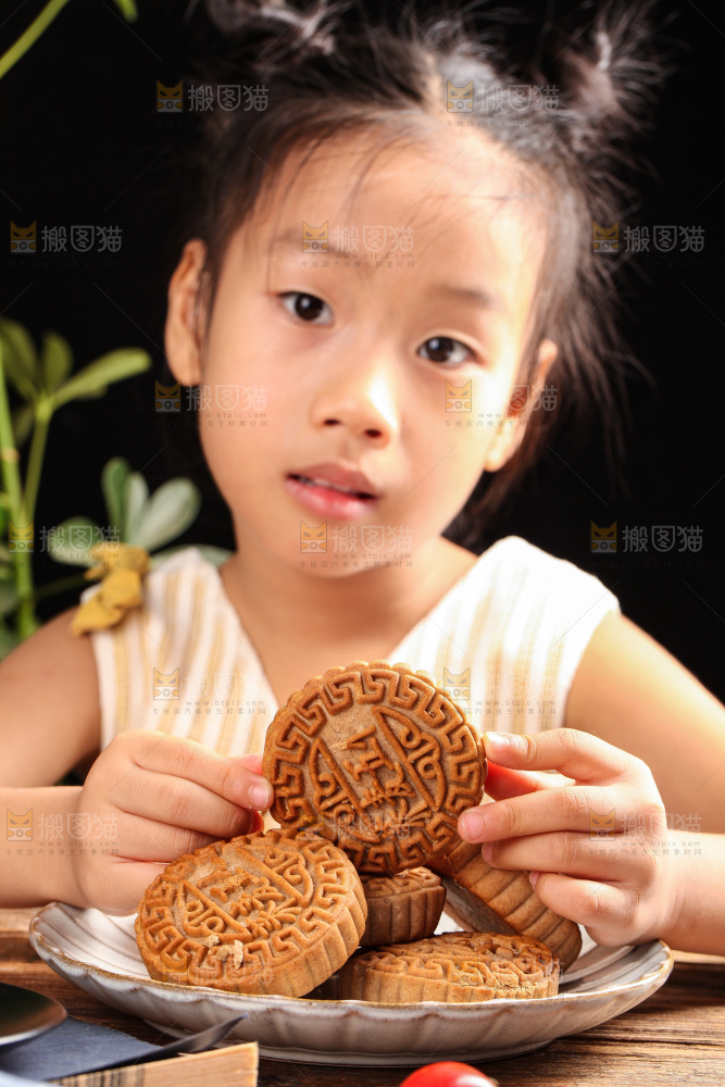 女孩手里拿着荞麦五仁月饼