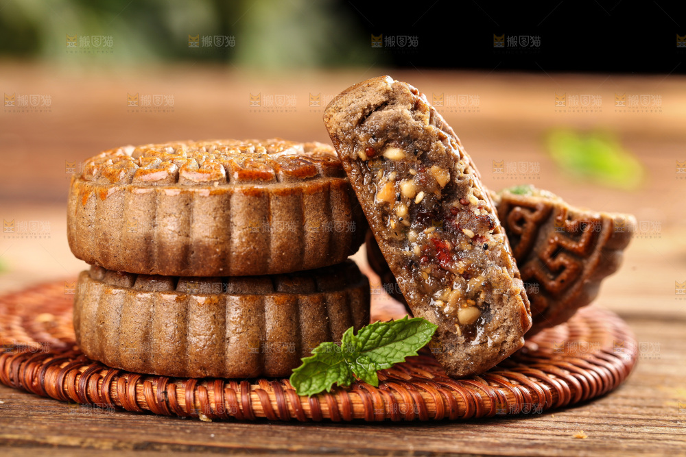 木底上的荞麦五仁月饼